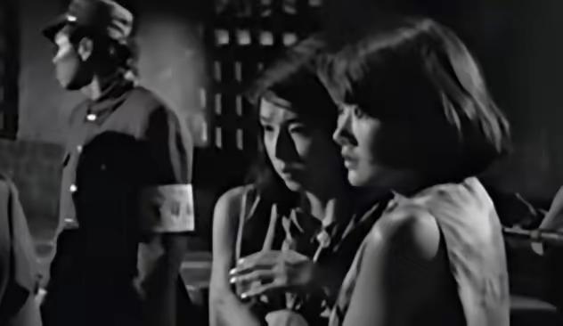 1938年，为了满足自己对女性生殖构造的好奇心，一鬼子军医让人把一女人使劲儿摁倒