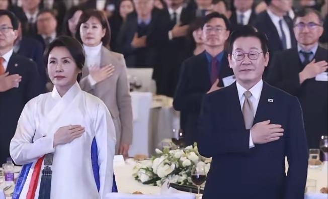 1月4日下午，李在明在访华的第一天，就给韩国一个“惊喜”，他并没有急着进行会谈，