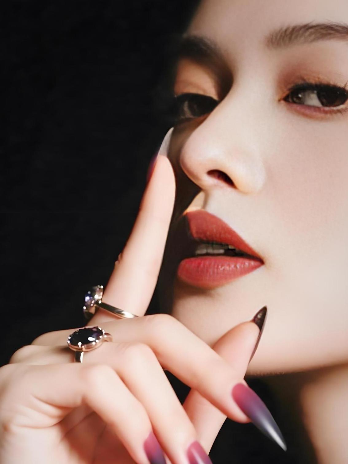 红唇轻启，玉指轻抚。