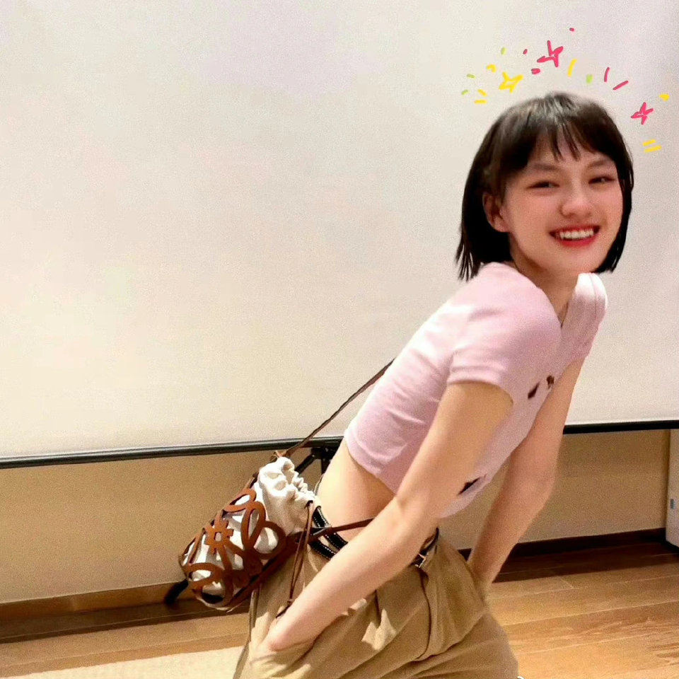 文琪有一张不顾内娱死活的松弛感和另类美。 ​​​