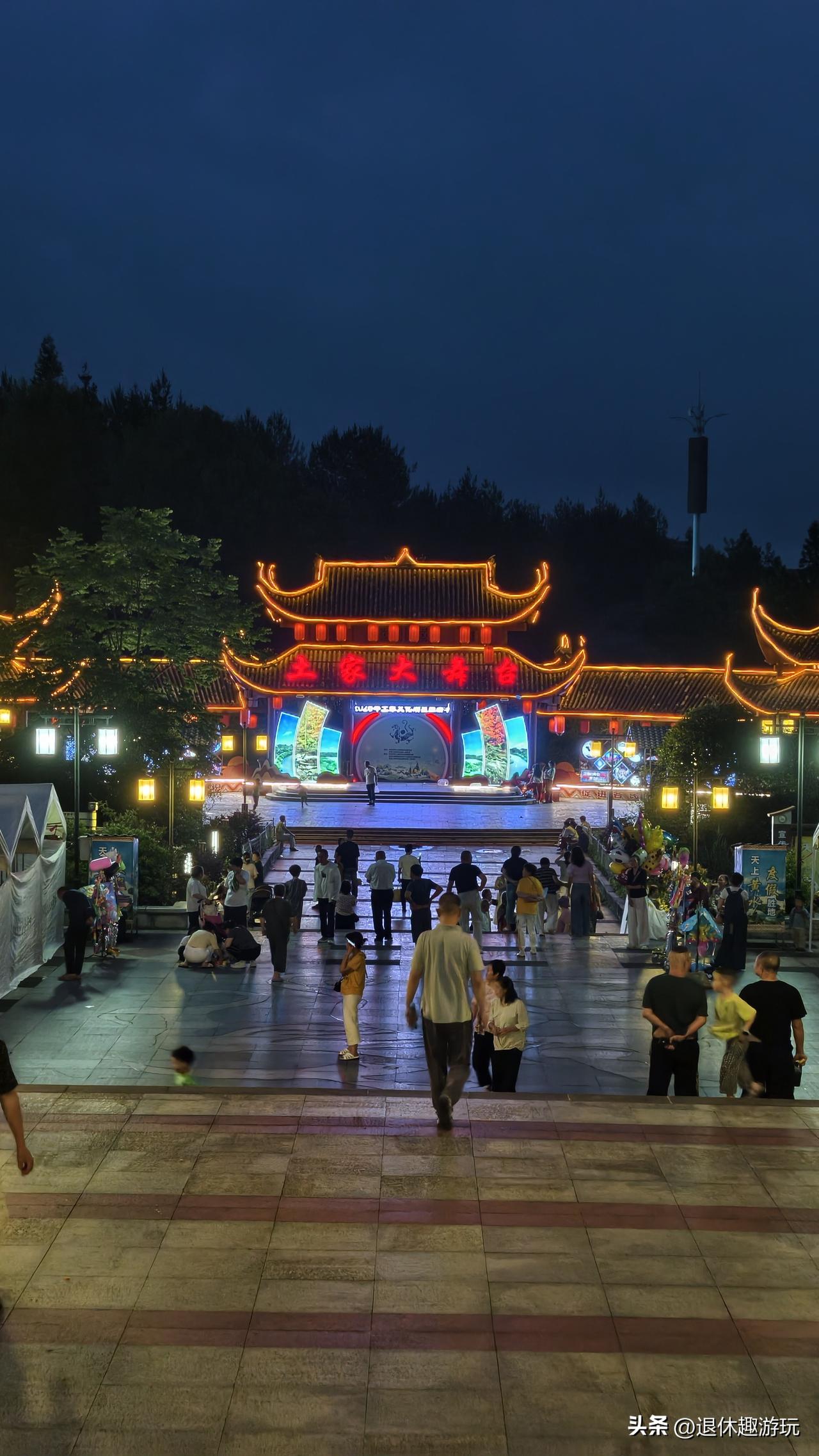 7月17日傍晚的黄水大舞台，跳舞的人很少，行人也不多，估计是之前打雷下雨的原因吧