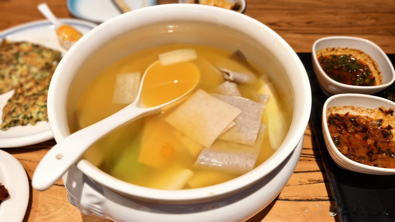 昨天晚上吃了蘸片子。
没来介休前别说没吃过蘸片子，听都没听过。
看网上介绍觉得挺