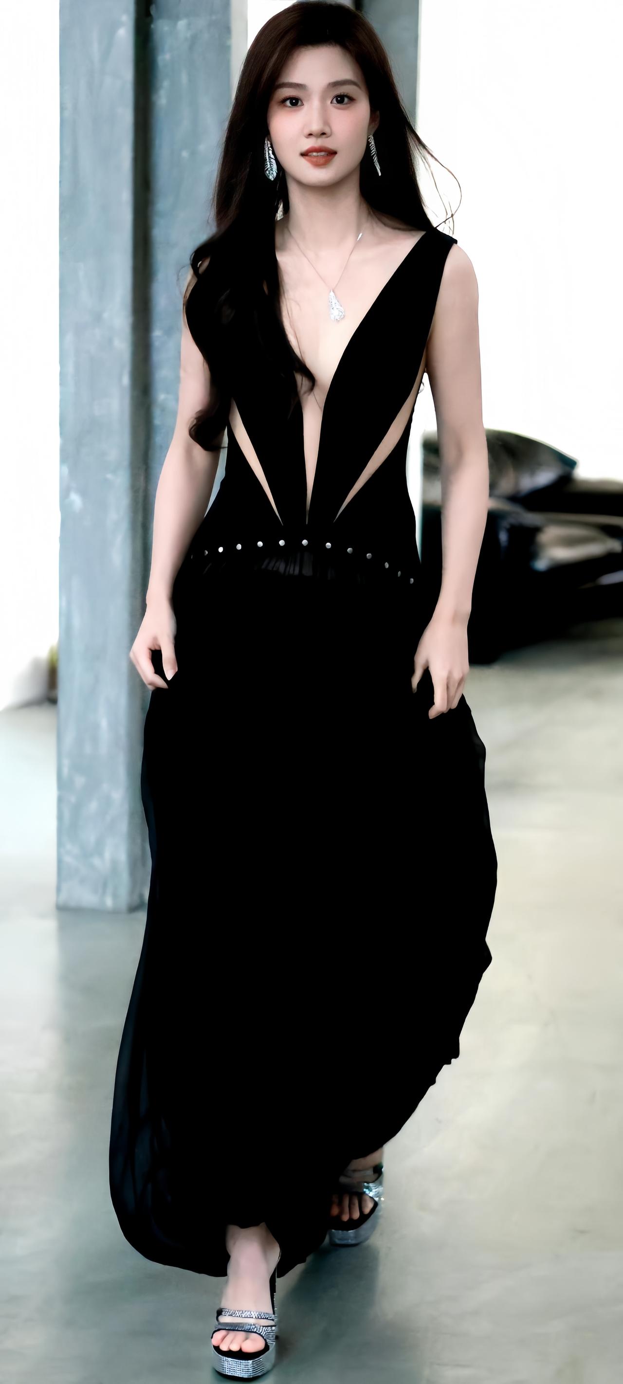 卢昱晓这两套造型杀疯了！黑裙冷艳红裙娇俏，姐的美貌是开了倍速吧💃
谁懂啊！卢昱