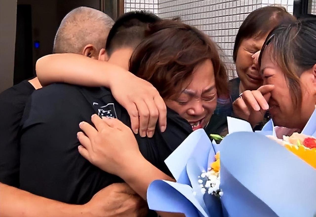 河北小伙总梦见一棵梨树，27年后来到梦中地点，竟意外找到亲生父母。

2022年