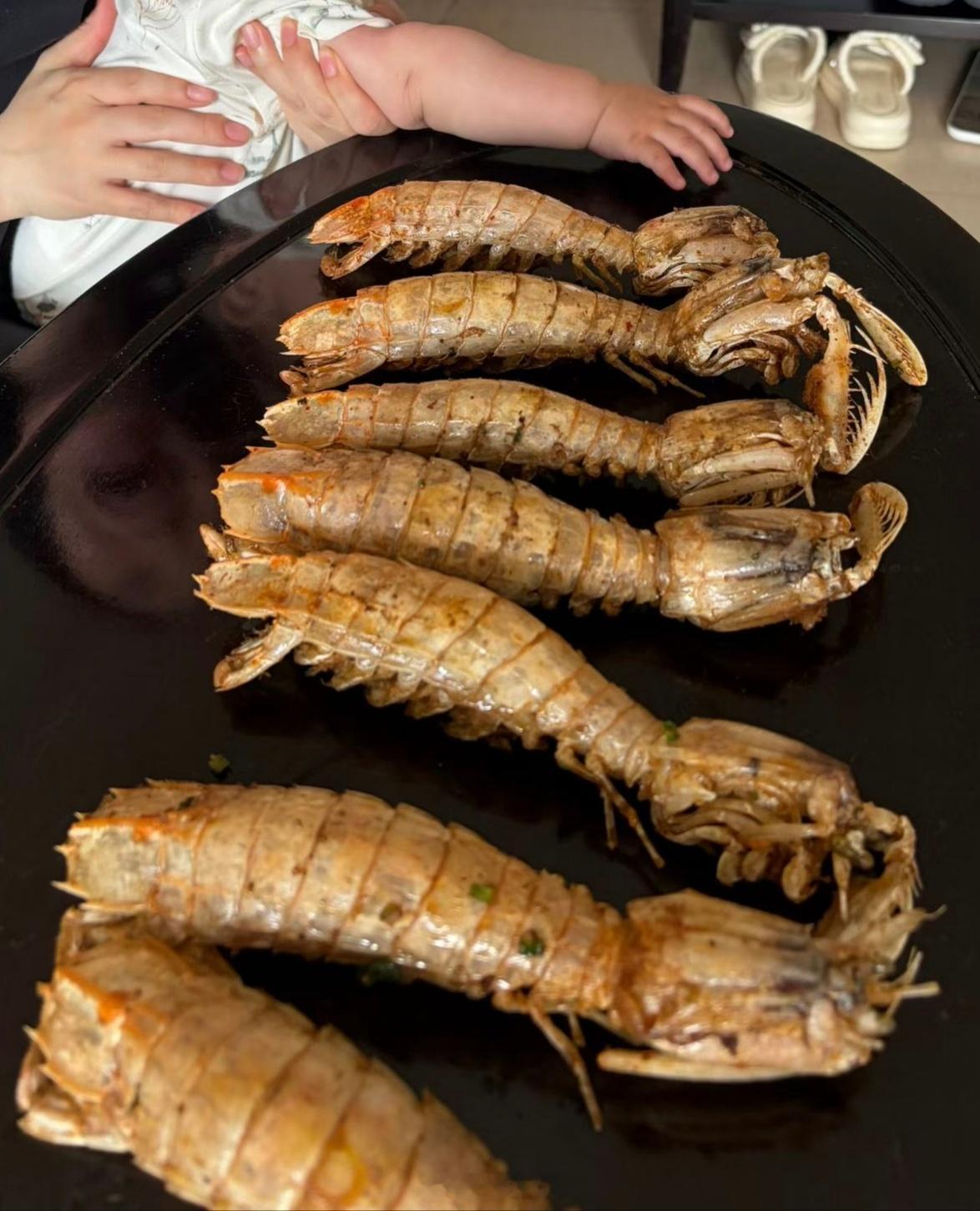 膀子粗的带膏皮皮虾140一斤，你们觉得贵不贵？ 
