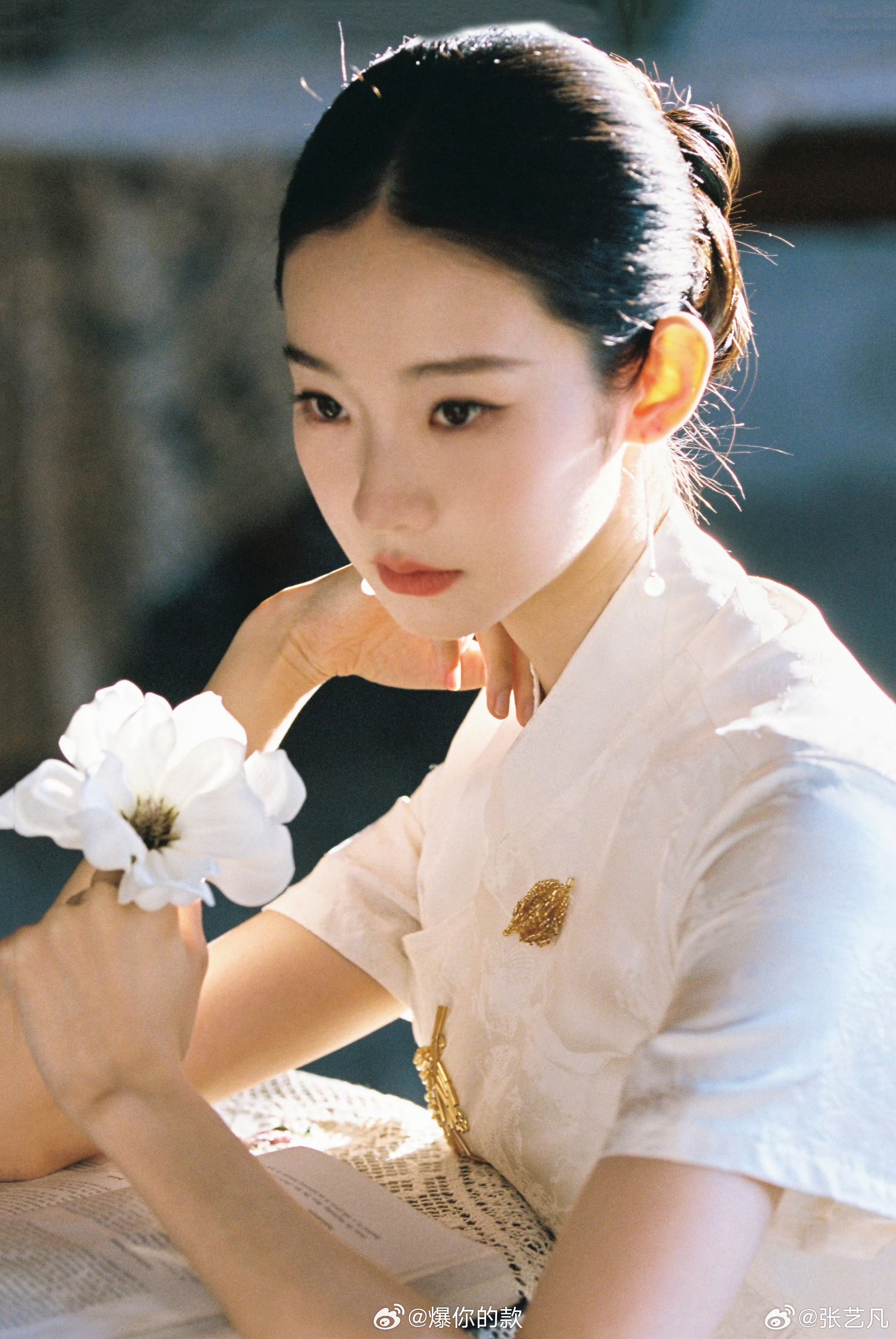 张艺凡玉兰塑美人张艺凡故事感的眼宿命感的脸静时如兰，动时如诗。玉兰美人张艺凡，每