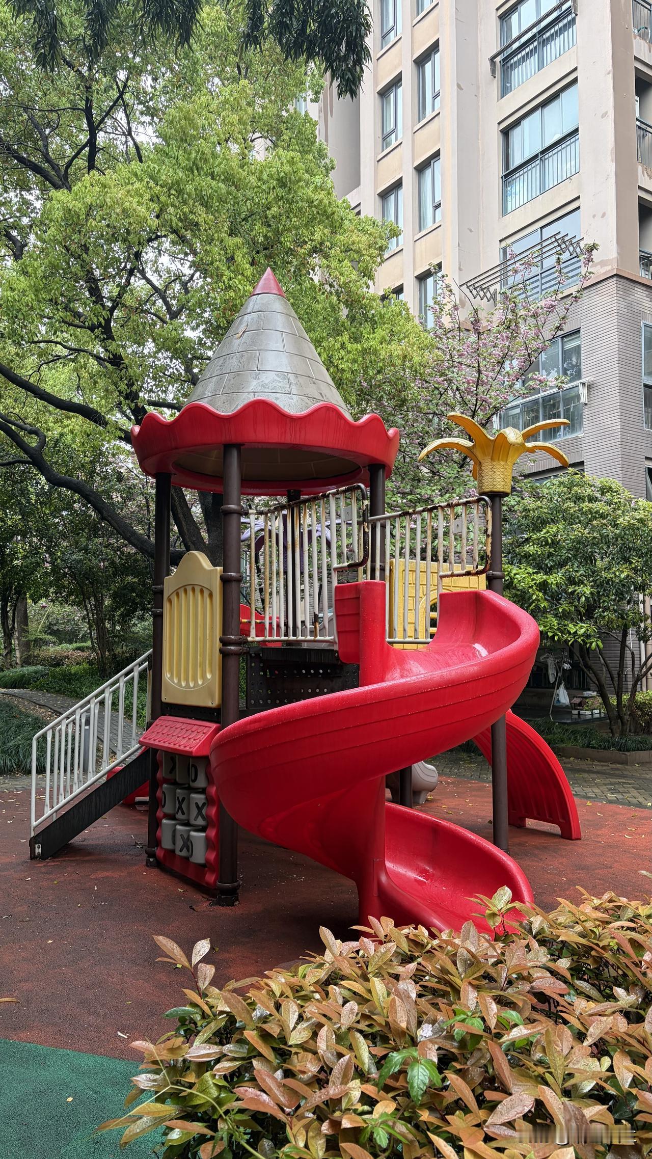 一楼的邻居是一位爱猫人士，她对猫咪的喜爱和呵护超出了常人的想象。


邻居年龄应