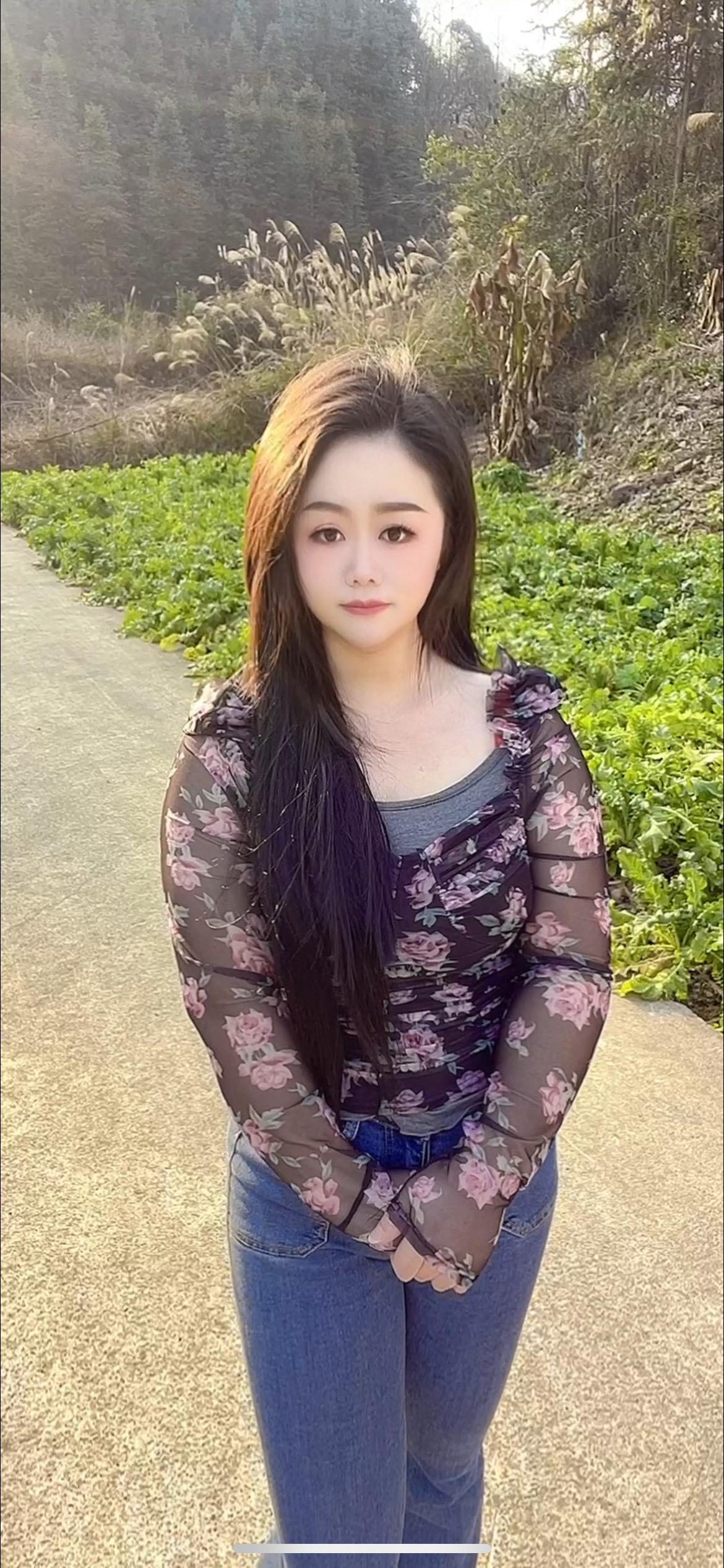 “有人喜欢你绑着头发的样子，有人喜欢你披着头发的样子，可你忽略了，真正...