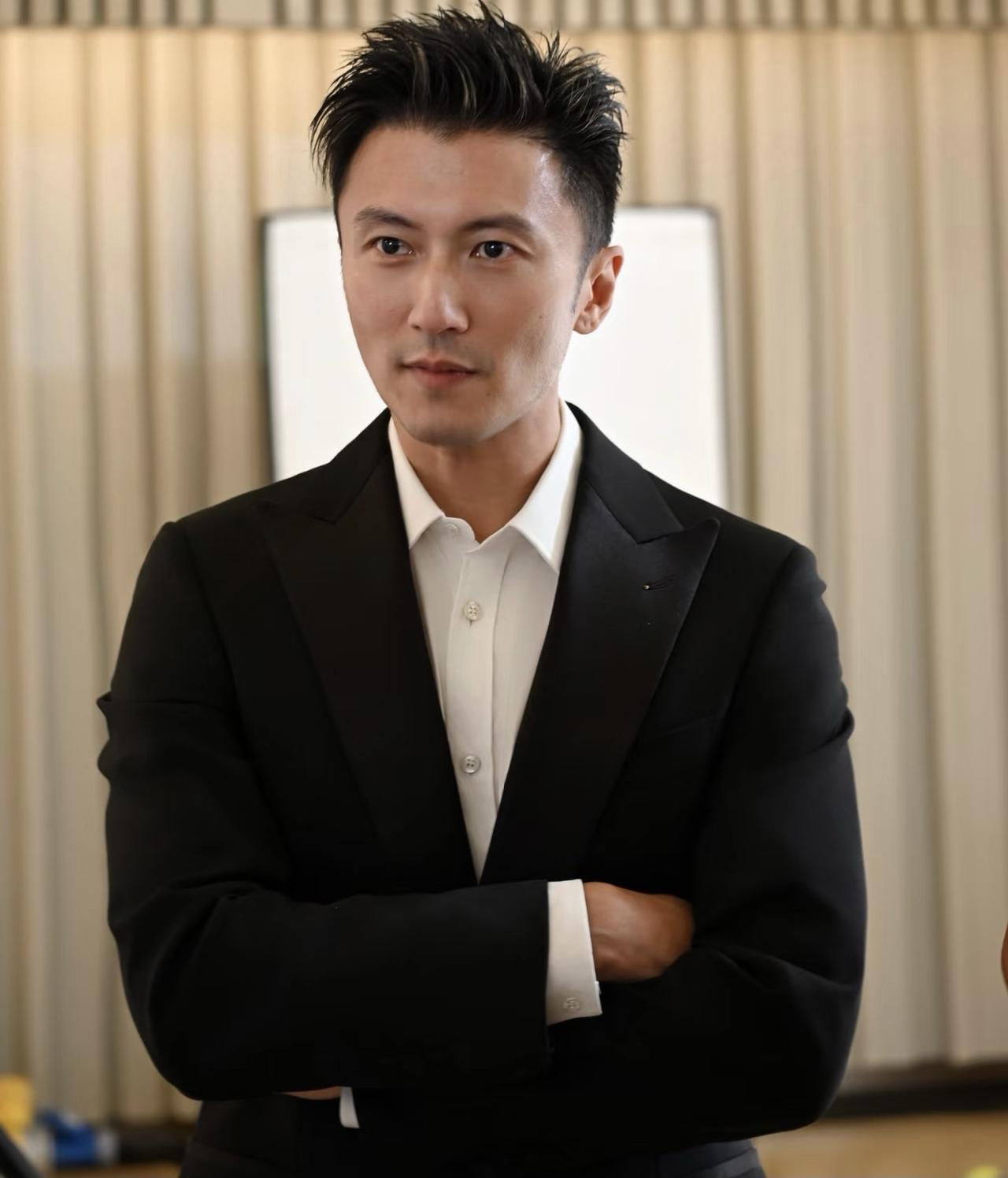 谢霆锋估计现在也很糟心，

不是因为公司英皇欠了很多债，

也不是因为和王菲的感