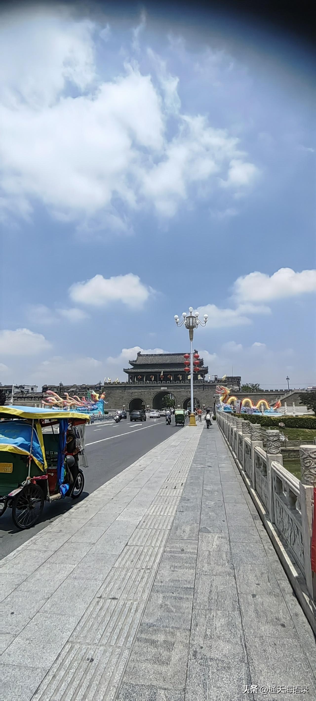 如果把对错，成为衡量一个人，唯一的标准。那么，你不在痛苦中，就在痛苦中的路上。