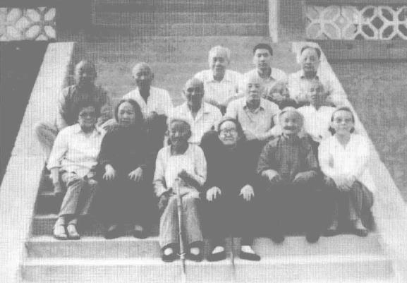 1937年10月中旬在梅花镇率部抵抗南侵日军的吕正操将军(中排右二)，1985年
