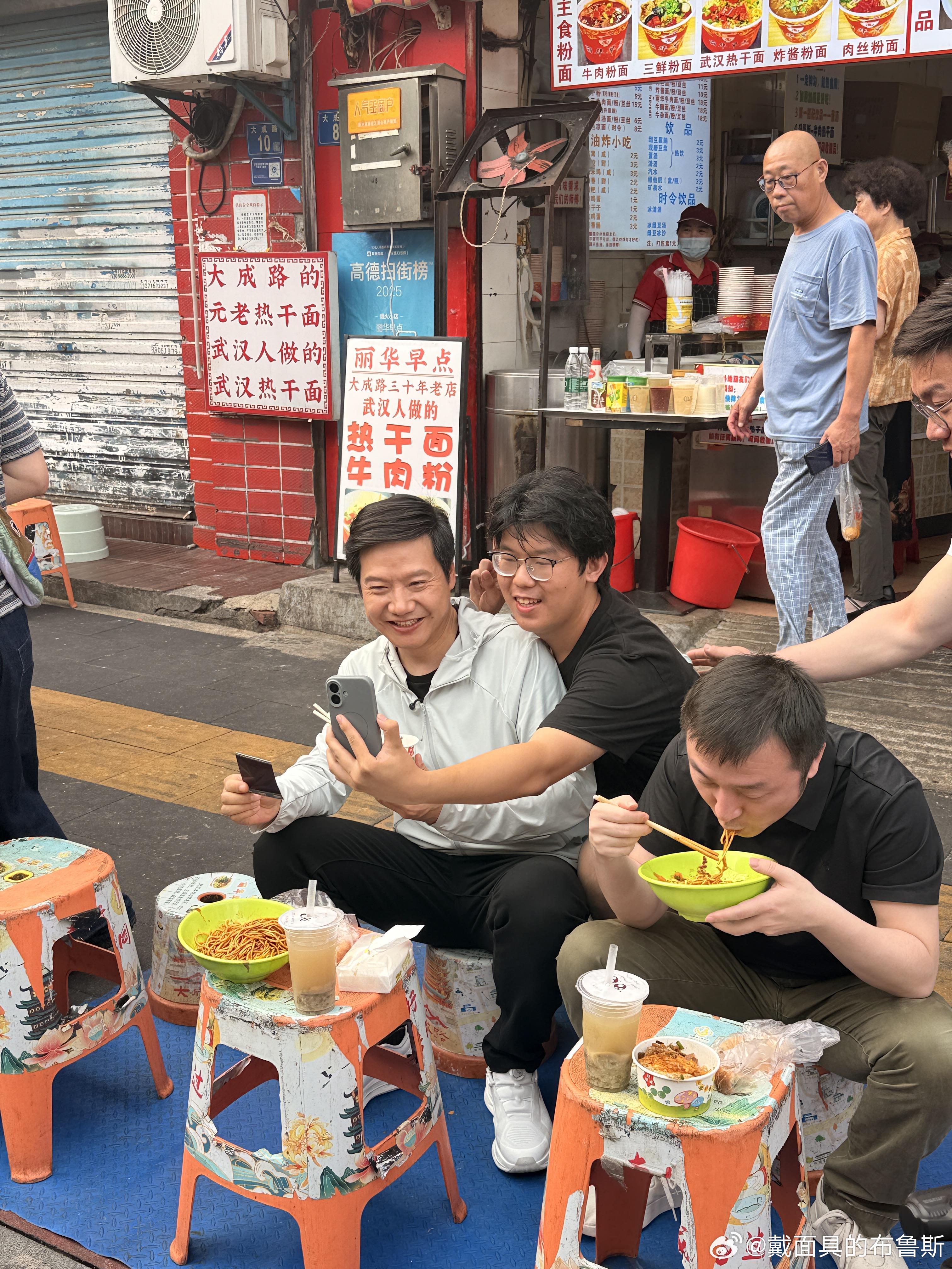 雷军在武汉过早    雷总是一点架子都没有，跟大家一起排队、坐在凳子前吃热干面，