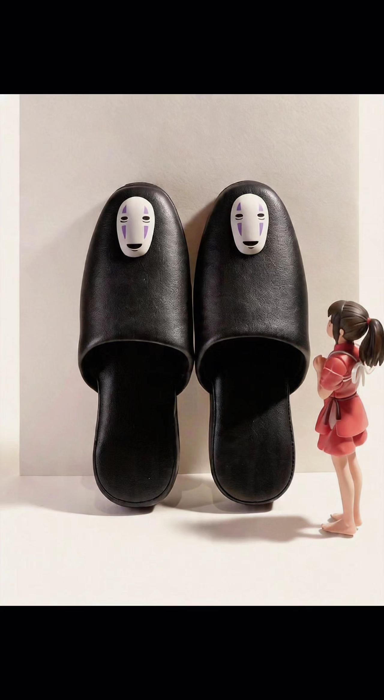 👘那双无脸男拖鞋，是千寻忘在汤屋的约定吗？小摆件仰头望着，像在等一句"欢迎回家