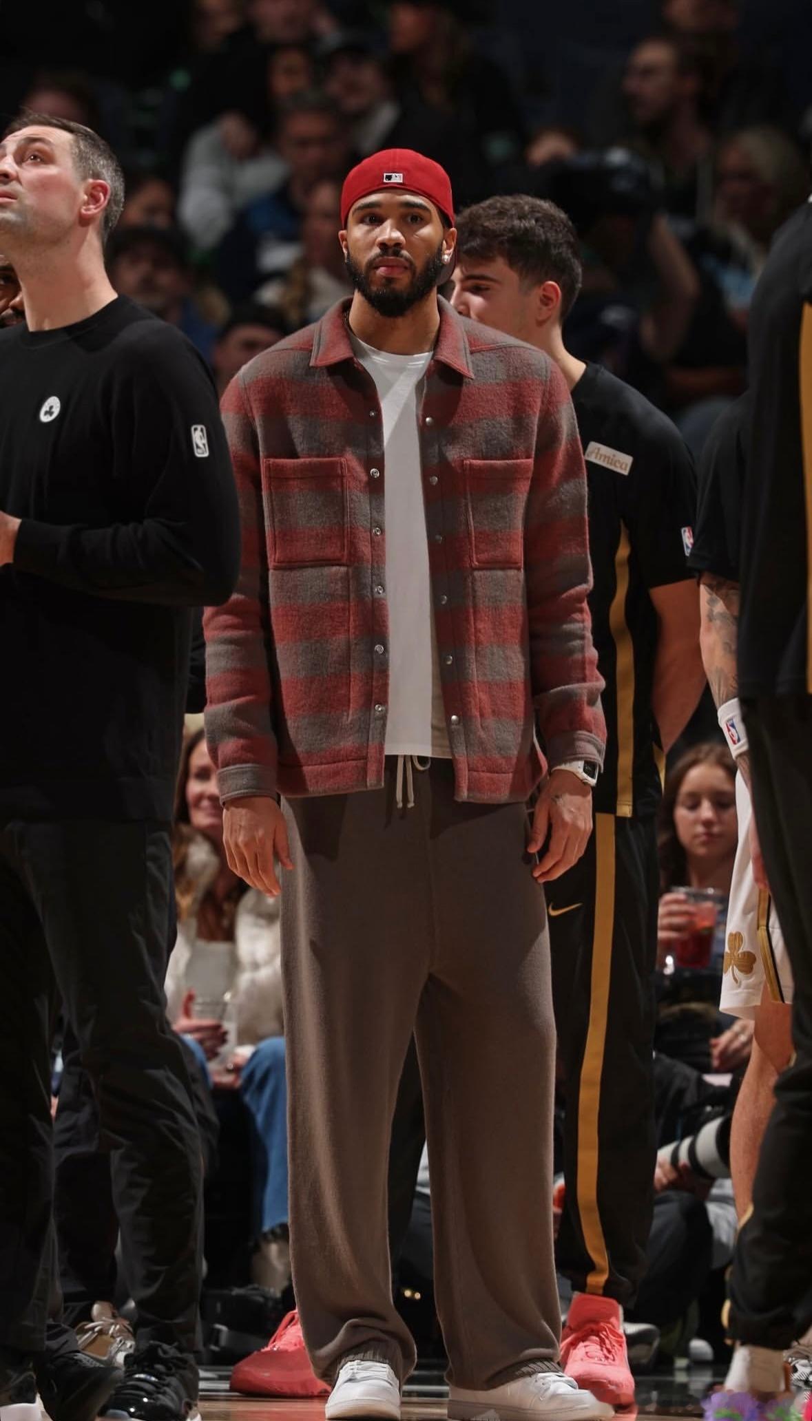 杰森·塔图姆！今日份在明尼阿波利斯客场的场边穿搭Courtside outfit