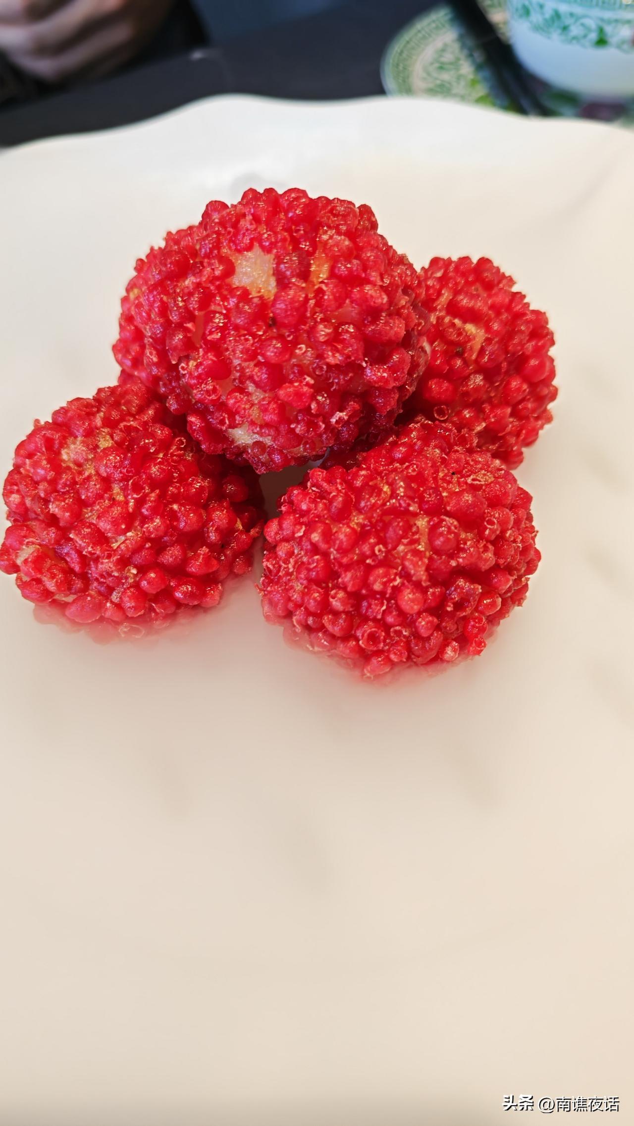 这是在上海天地城虹桥美食店南里山房品尝的新淮扬菜，大家看看像什么？里面是虾肉，外