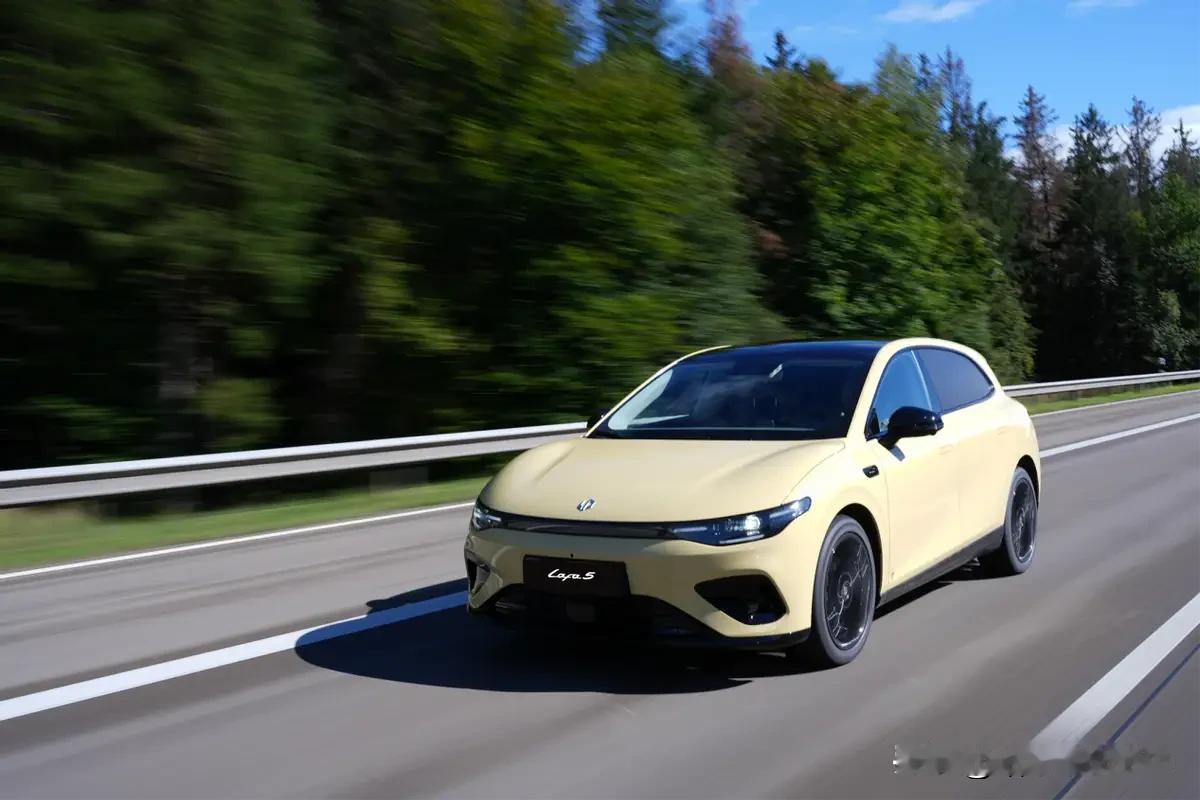 说实在的，虽说定价和B系列差不多，但Lafa5给人的感觉那可太值回票价了。它直接