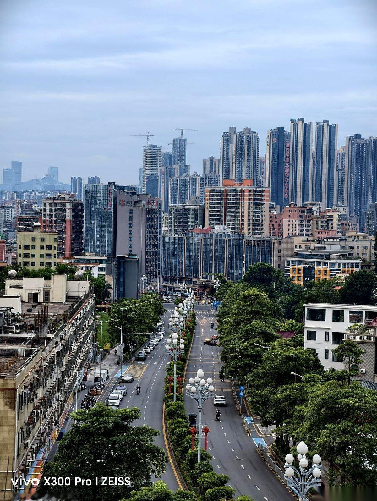 刷到一个帖子，差点没把我笑死。
有人拿着国产新机，问拍出来的照片，跟八字没一撇的