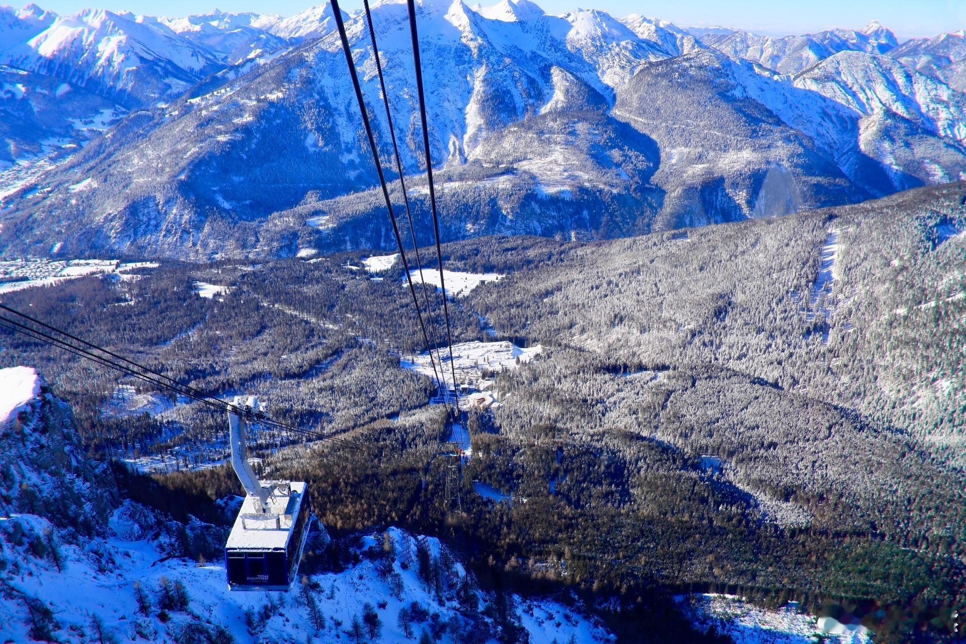 奥地利，冬游蒂罗尔楚格峰。楚格峰 2,962 米，虽然是德国最高的山峰，但也是瓦