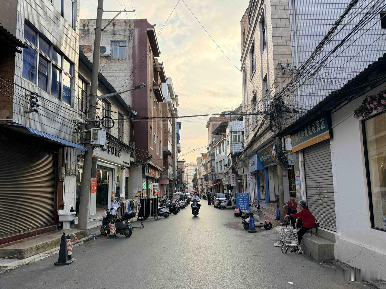 趁着傍晚天色柔和，我走出房间到弥勒老城区的街巷里溜达了一圈。

夕阳斜照在楼房檐
