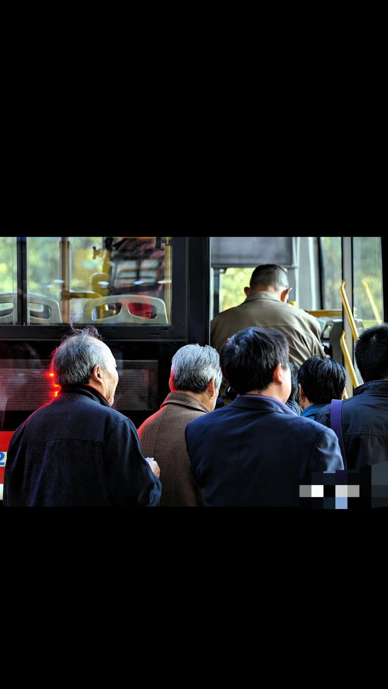 “冤不冤？”湖北武汉，78岁老人挤公交，想插队到一男子前面刷卡，男子用臀部使劲一