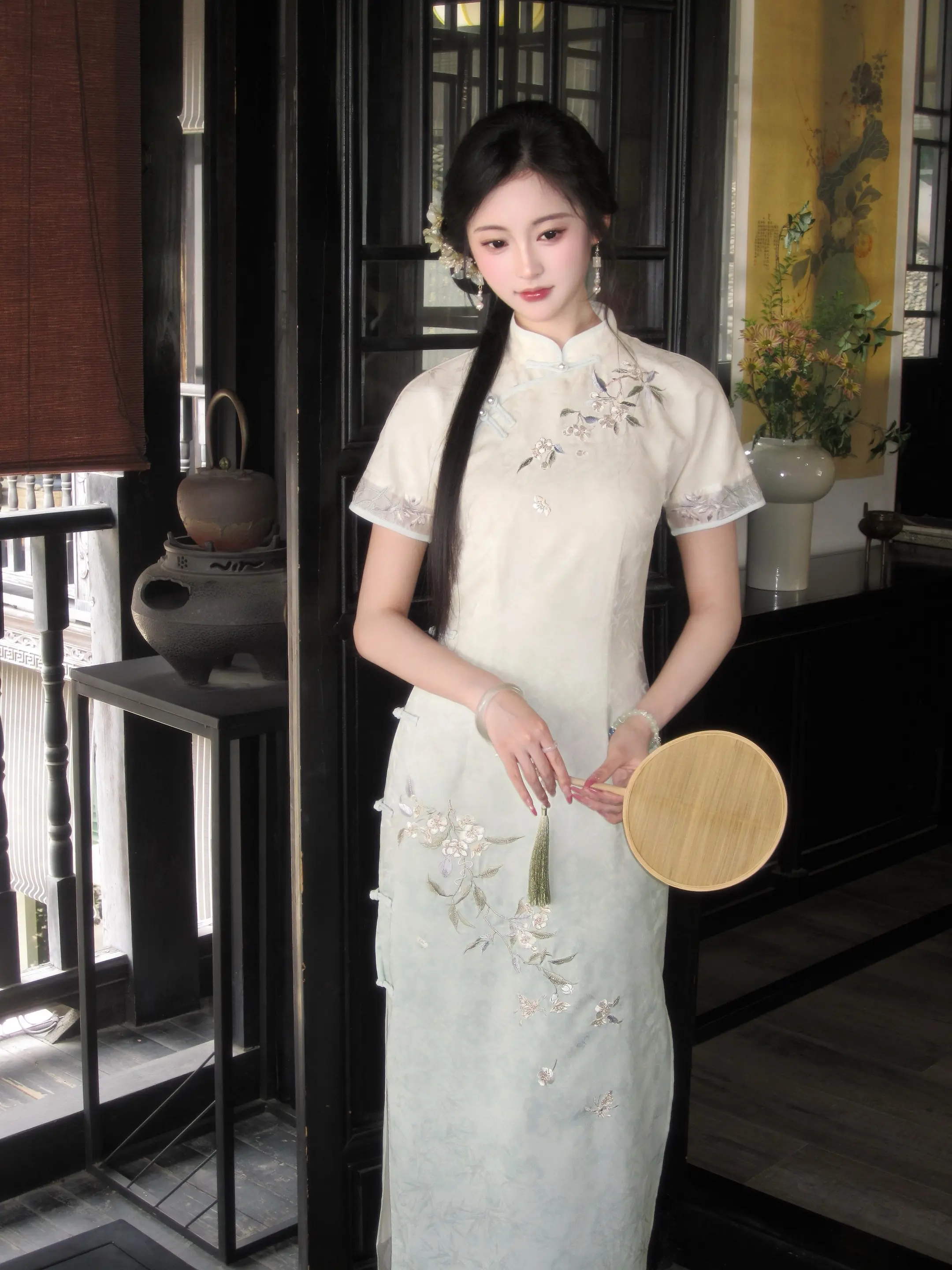 感我此言良久立 却坐促弦弦转急。