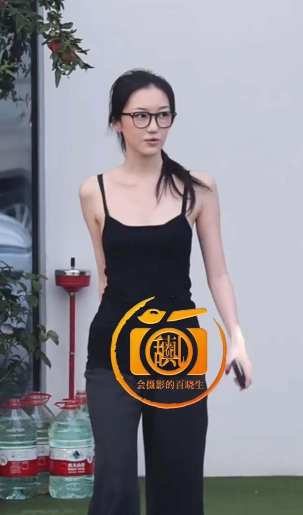女儿们的局：李嫣瘦成王菲年轻时的样子
李嫣回北京，没怎么折腾别的，先被拍着和姐姐