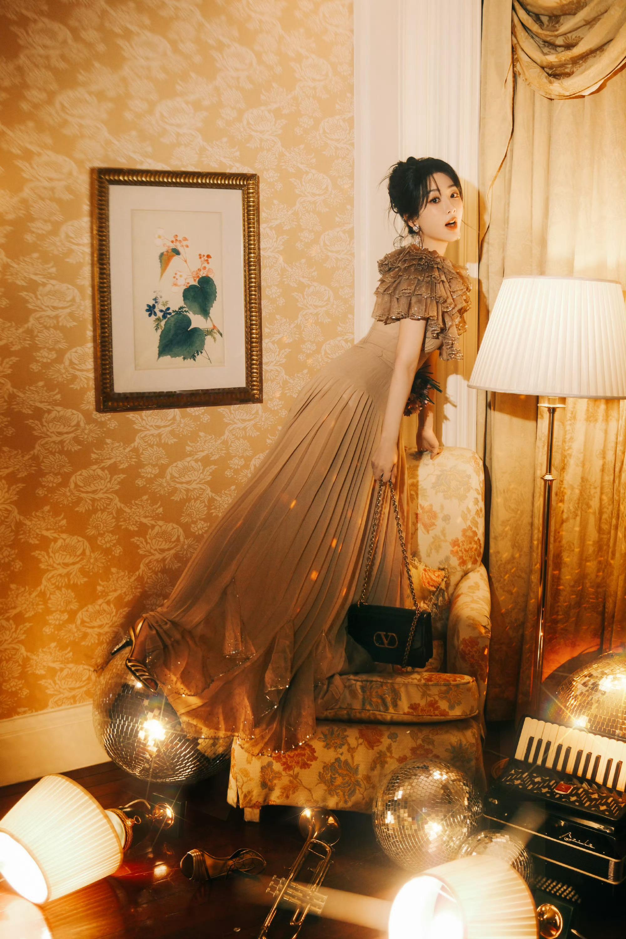 杨紫  “爱意款款，青春缓缓，热爱漫漫” 
