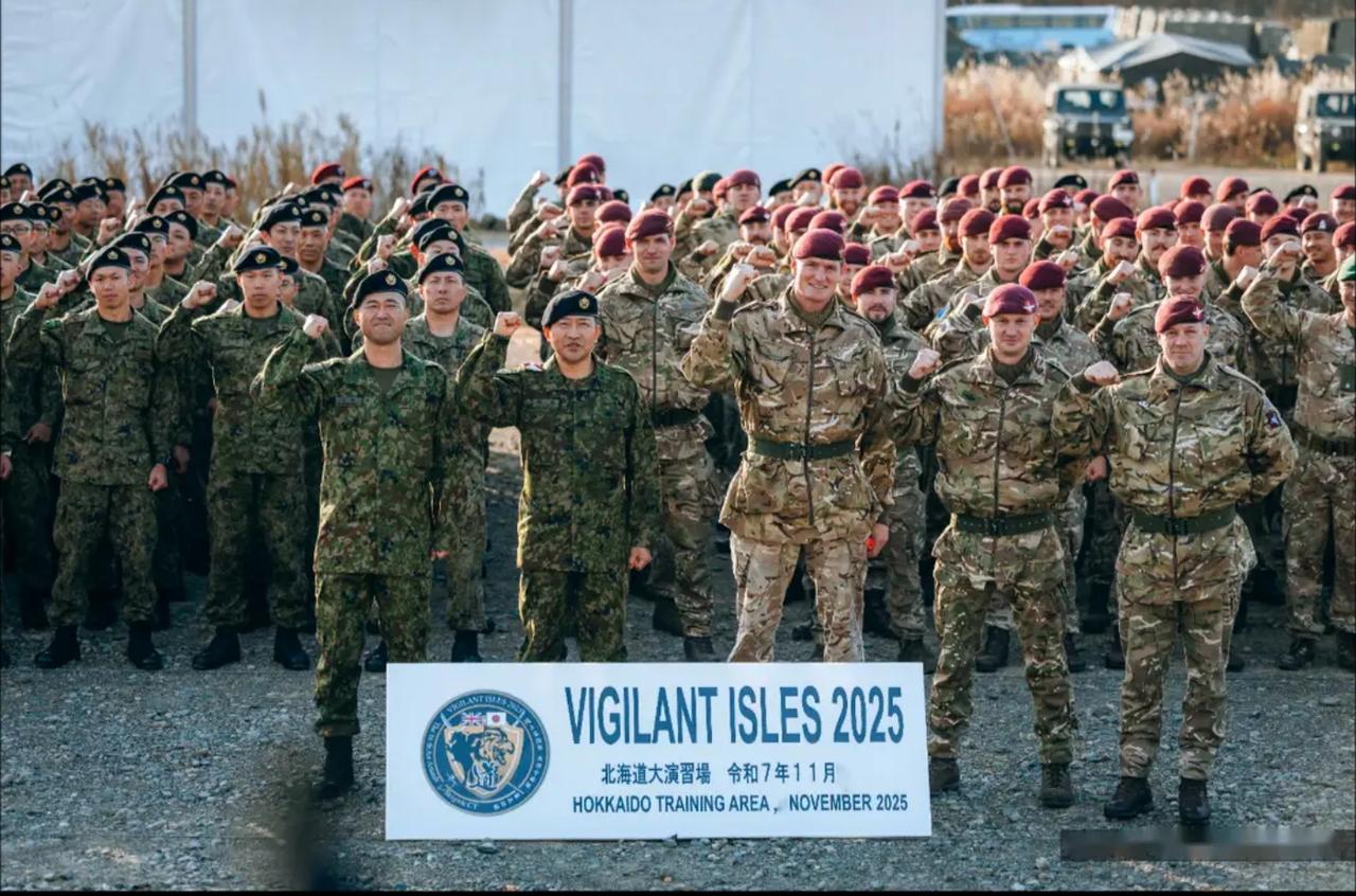 正当日本陷入进退维谷之境时，英国突然跑来鼓劲撑腰，与自卫队展开联合夺岛演练。
