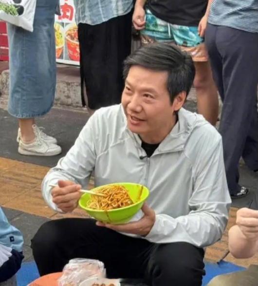 余承东、王传福食堂排队打饭，雷军街头吃热干面，现在的大佬都挺接地气的... 