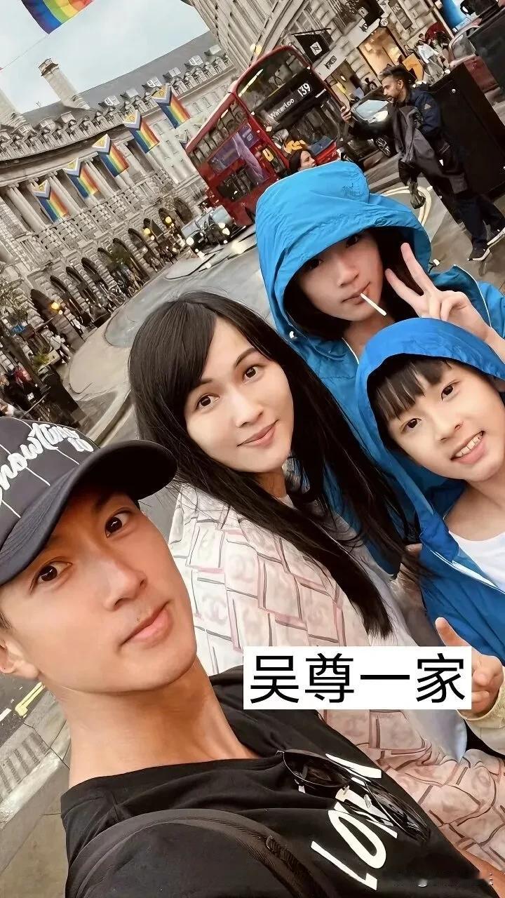生两个孩子的明星家庭，一个孩子有点少，三个孩子有点多，两个娃娃刚刚好。明星二胎