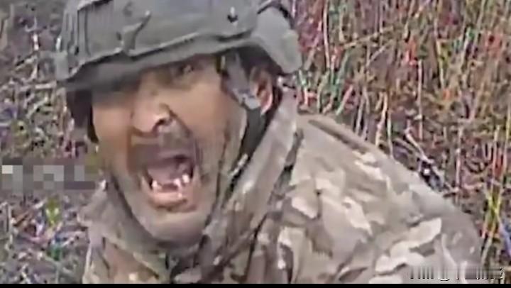 太令人震惊了！
这是俄乌战争中，一名士兵身处前线的场景，难以分辨他是乌克兰士兵还