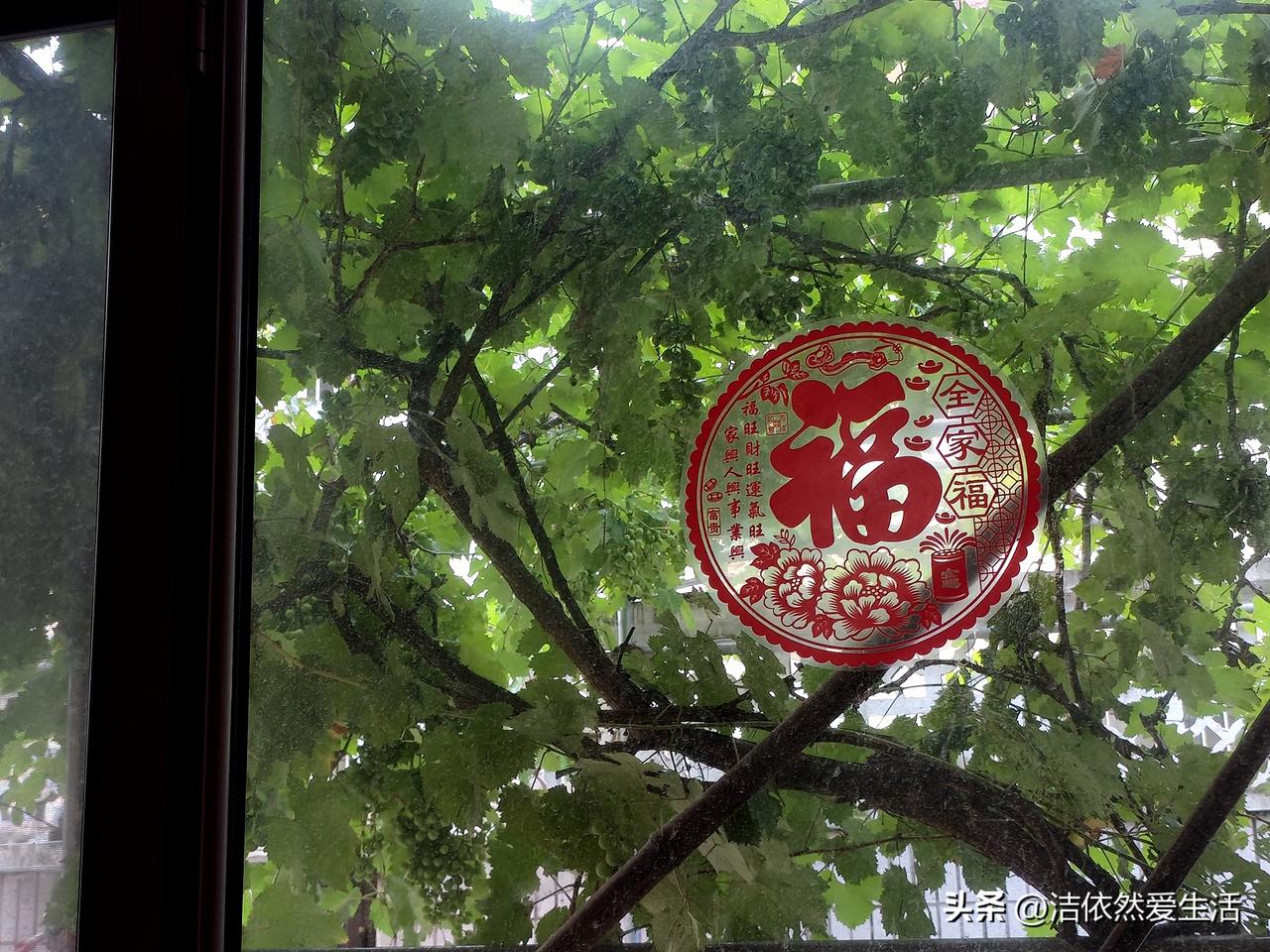 五点多钟，我醒来
听到窗外的雨声答答的响起

没有雷声，没有风声
滴滴答答、稀稀