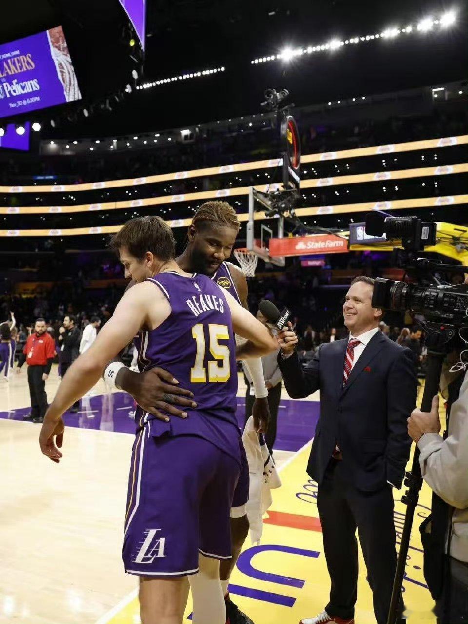 艾顿（左肘酸痛）和里夫斯（左小腿轻微拉伤）缺席明天与爵士的比赛。 