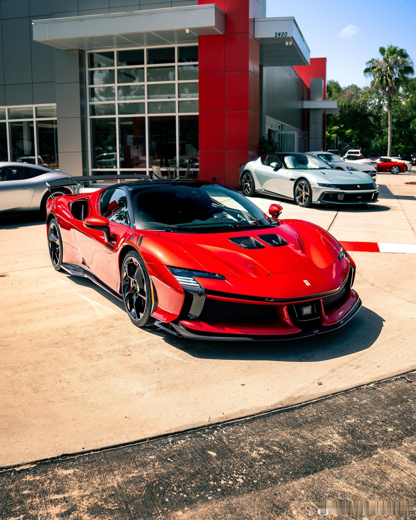 外观配色为Rosso Magma，外观方面应该没有太多的选配，内饰同样为默认的N