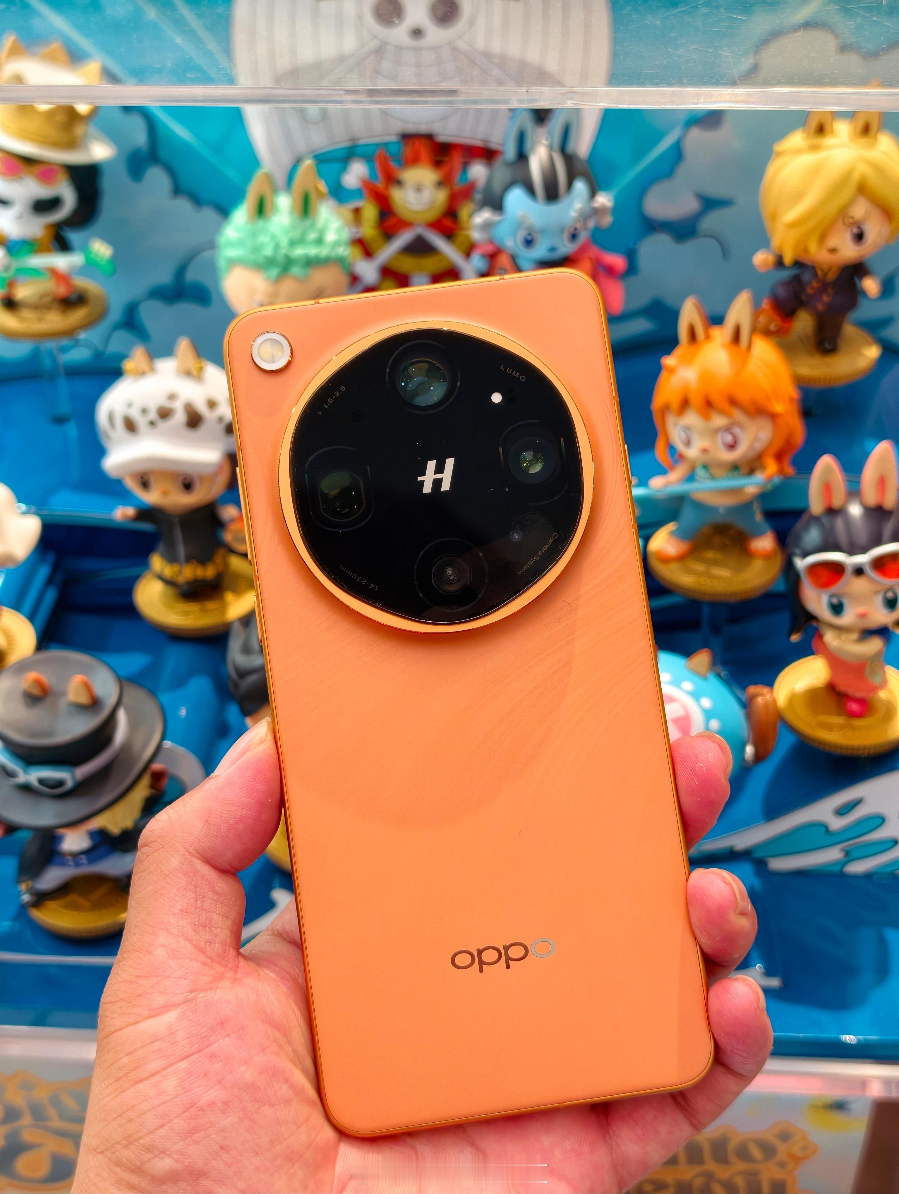 OPPO Find X9 Ultra 橙色在特定光线下，颜值反杀大地苔原 