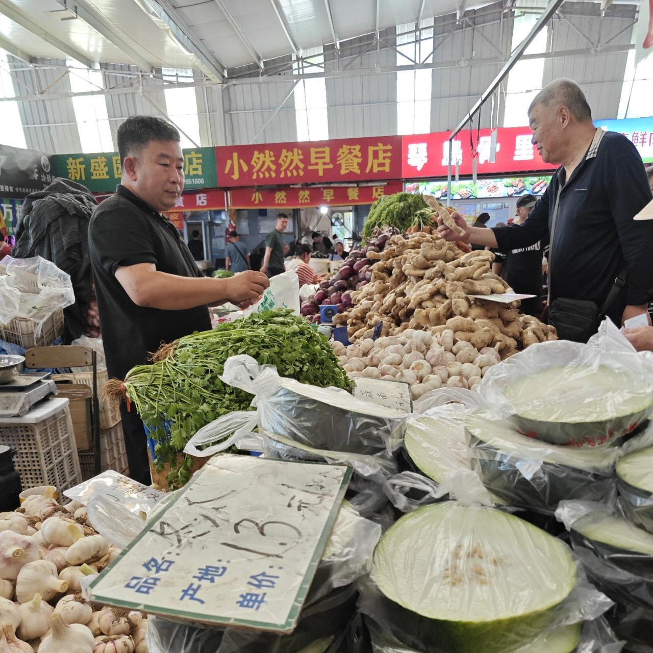 我觉得，九江路早市上的管理真是不错。这里区域庞大，物品丰富，人气兴旺。
最主要的