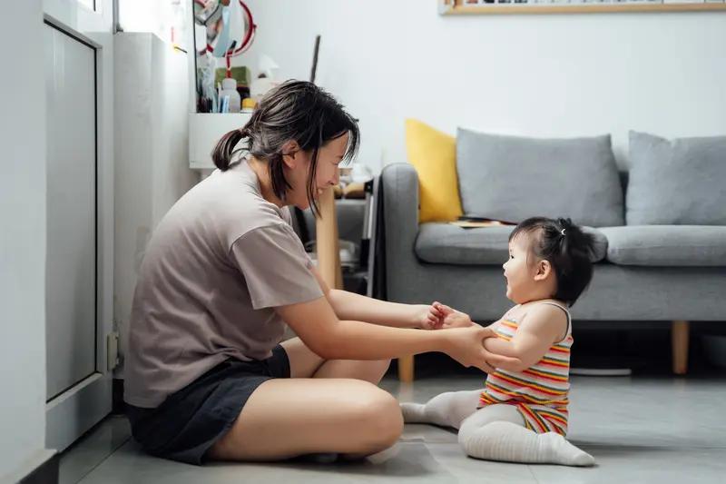 一位年轻妈妈生完孩子后坐月子，家里人对她极为娇宠，除了上厕所，什么事都不让她做，