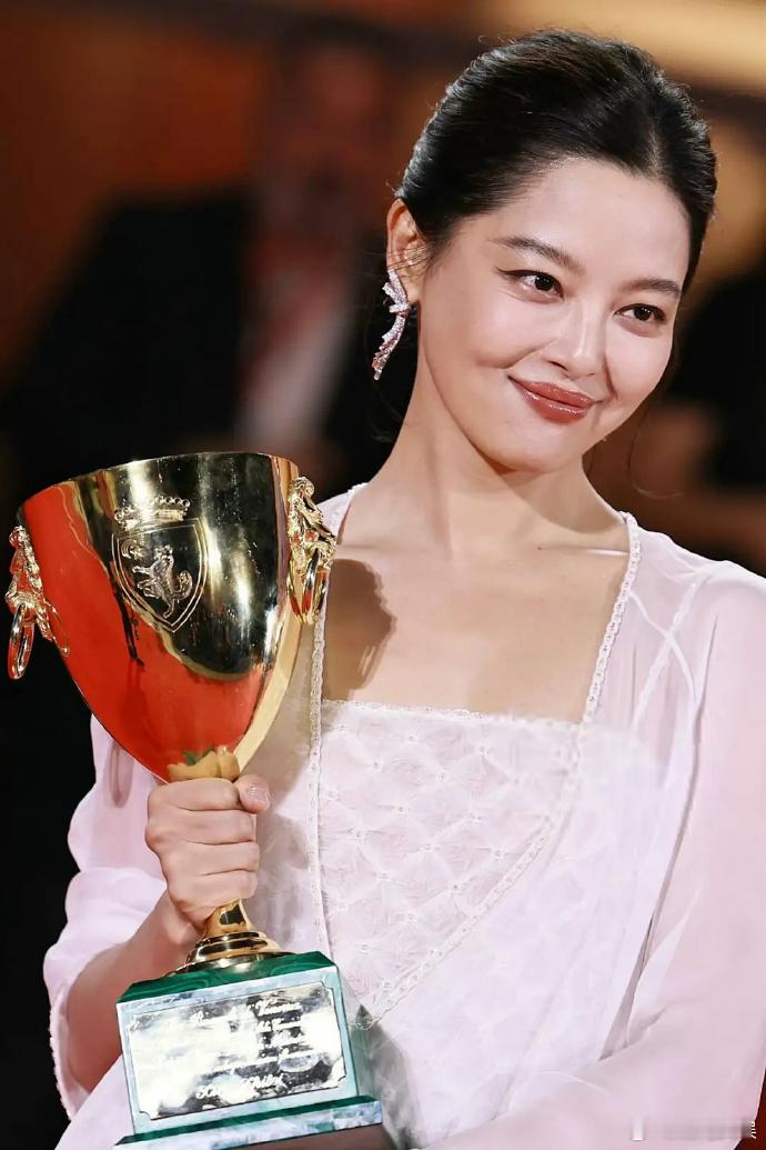 辛芷蕾新片将演好莱坞传奇影星黄柳霜据Deadline报道，将在传记片《日落大道》