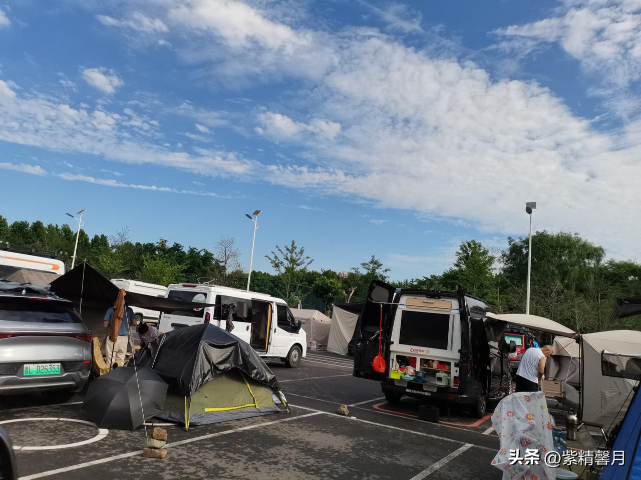 来丹东自驾的朋友一定要收好这个宝藏驻车地——国门湾房车营地！整片停车场空间特别宽