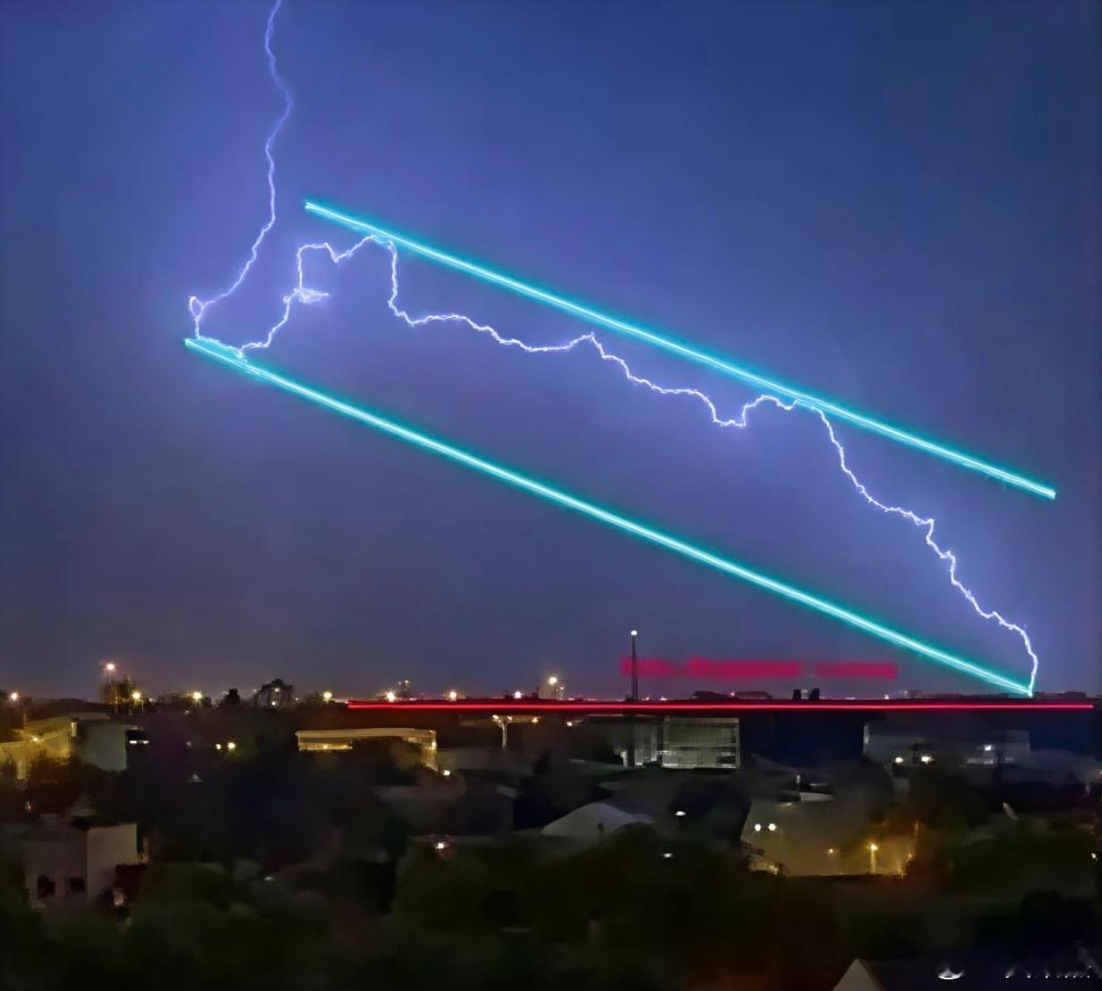 论我们交易者眼中的闪电，请用技术面分析一下该闪电目前处于什么状态 