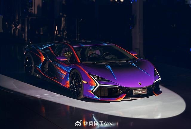 #汽车资讯# 【“行走的艺术品” 兰博基尼Revuelto特别版发布】近日，兰博