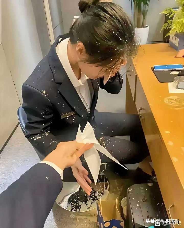 咋办
请同事喝奶茶
不小心炸了她一身