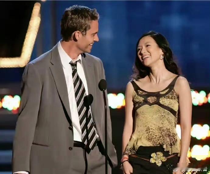 那年章子怡25岁，遇到了保罗沃克，两人相视而笑 ​ ​​​