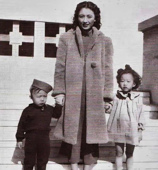 著名钢琴家顾圣婴，出身书香门第，母亲秦慎仪通晓外文，弟弟顾握奇好学上进。父亲顾高