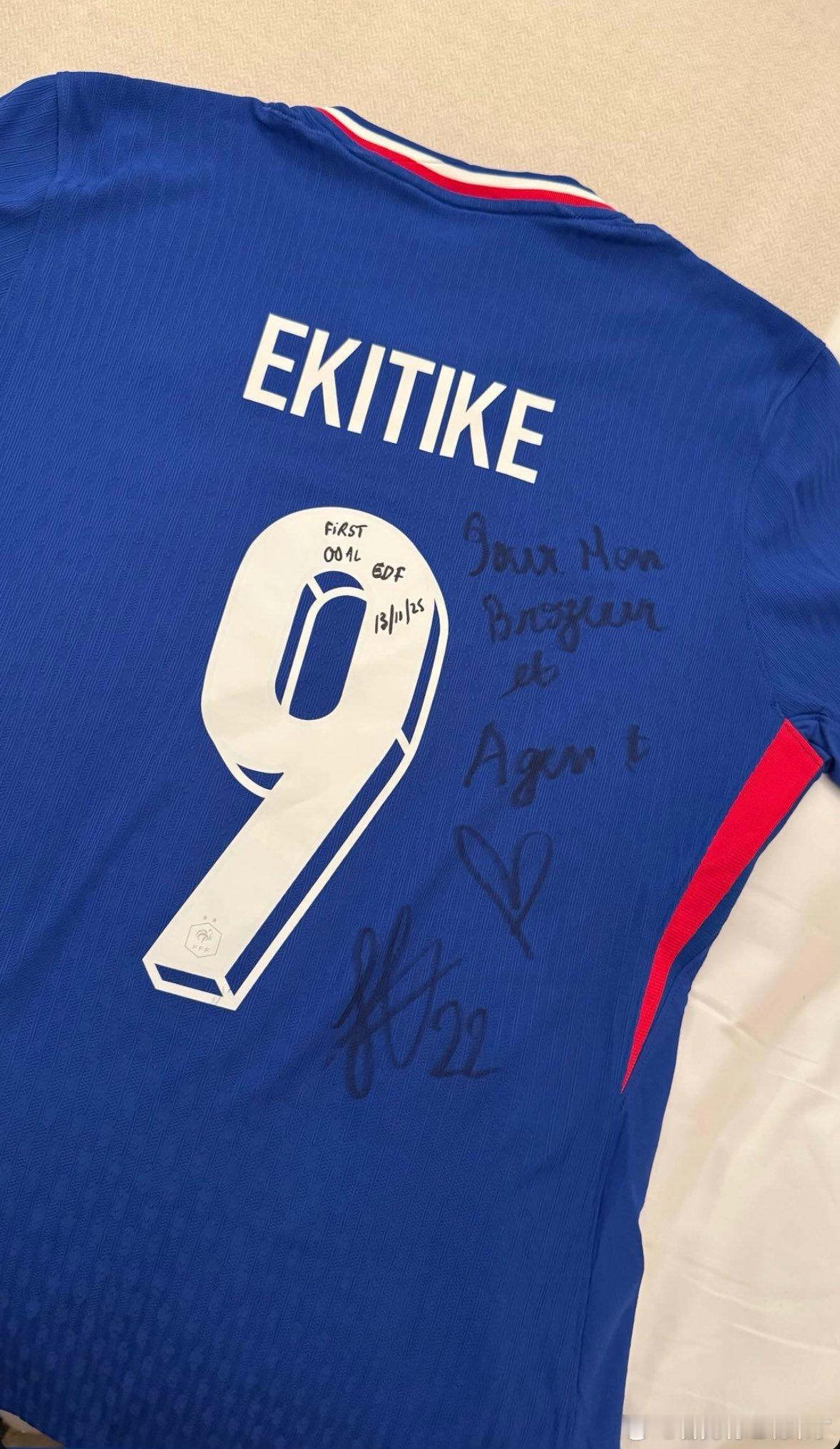 埃基蒂克将首球的球衣送给了经纪人了  签名还有22号 