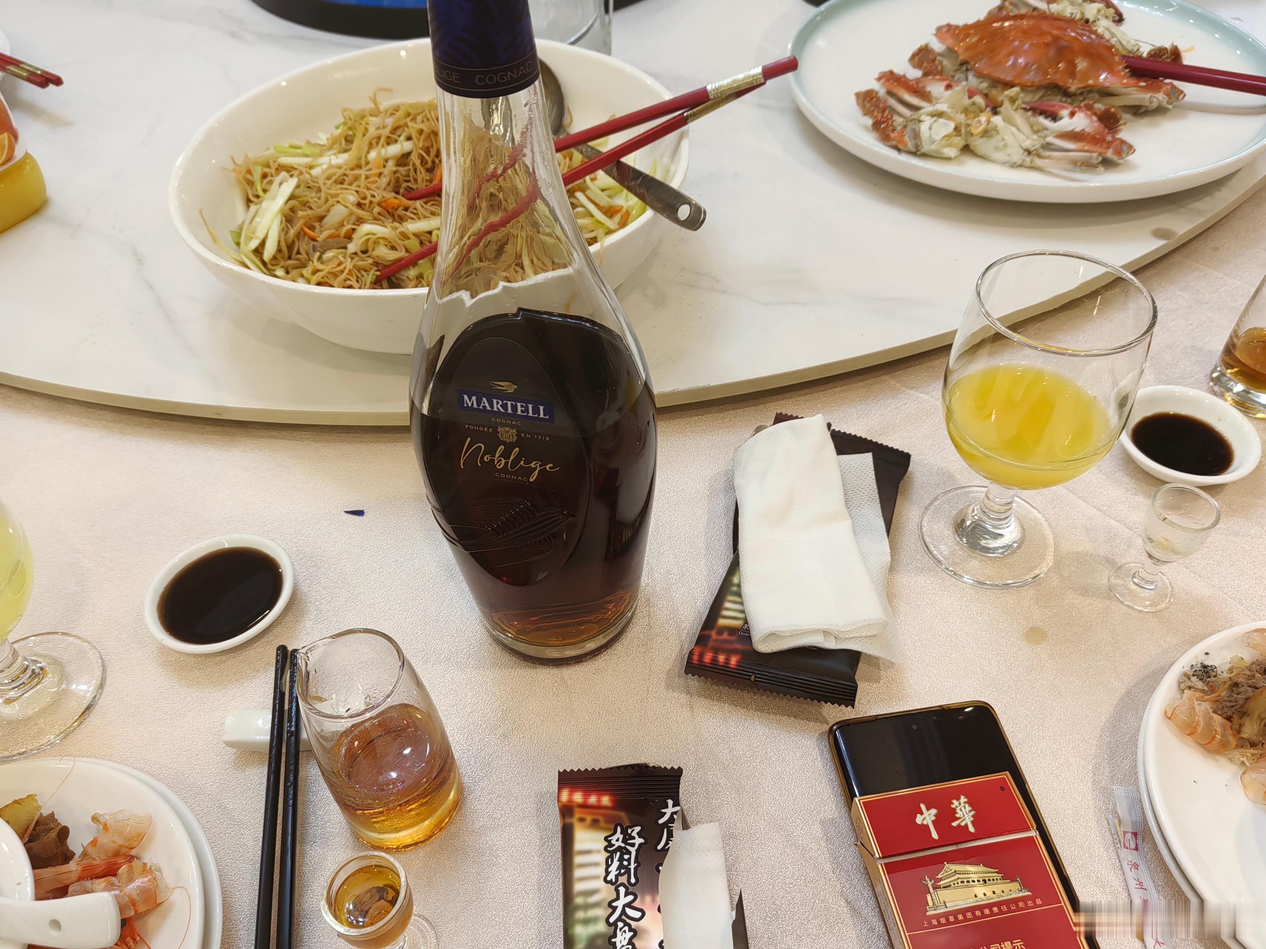 薄暮设席，邀家人小聚。围坐宴饮，闲话烟火家常。也算为消费KPI略尽吾辈绵薄之力[