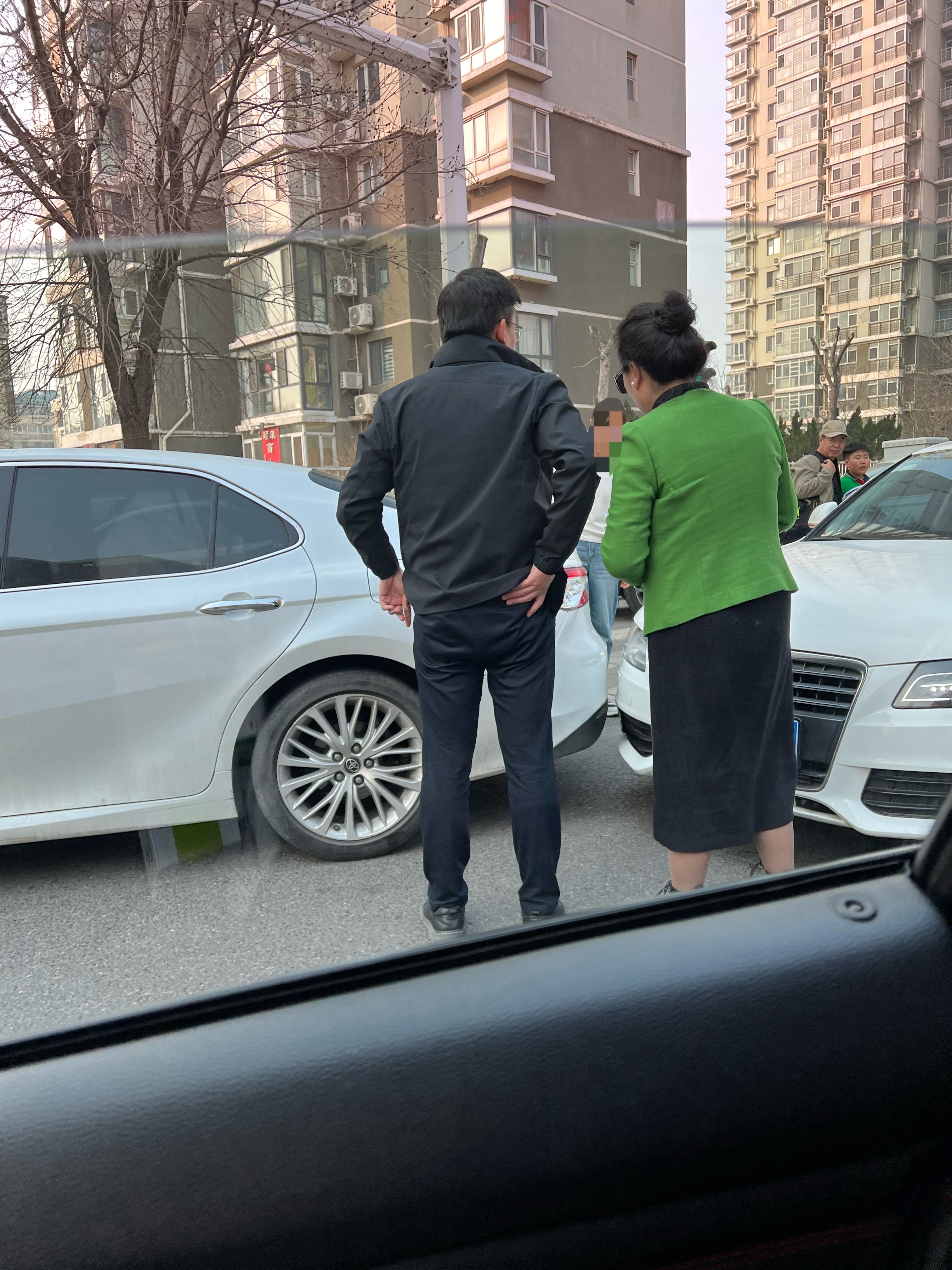 开车得注意力集中啊，这眼巴巴看着亲上去了都是皮外伤，拿牙膏蹭蹭得了 天津