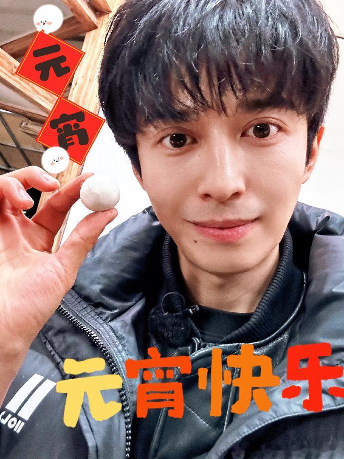 赵小童晒自己包的汤圆  赵小童月圆人安  被赵小童晒的汤圆圈粉，“月圆人安，岁月