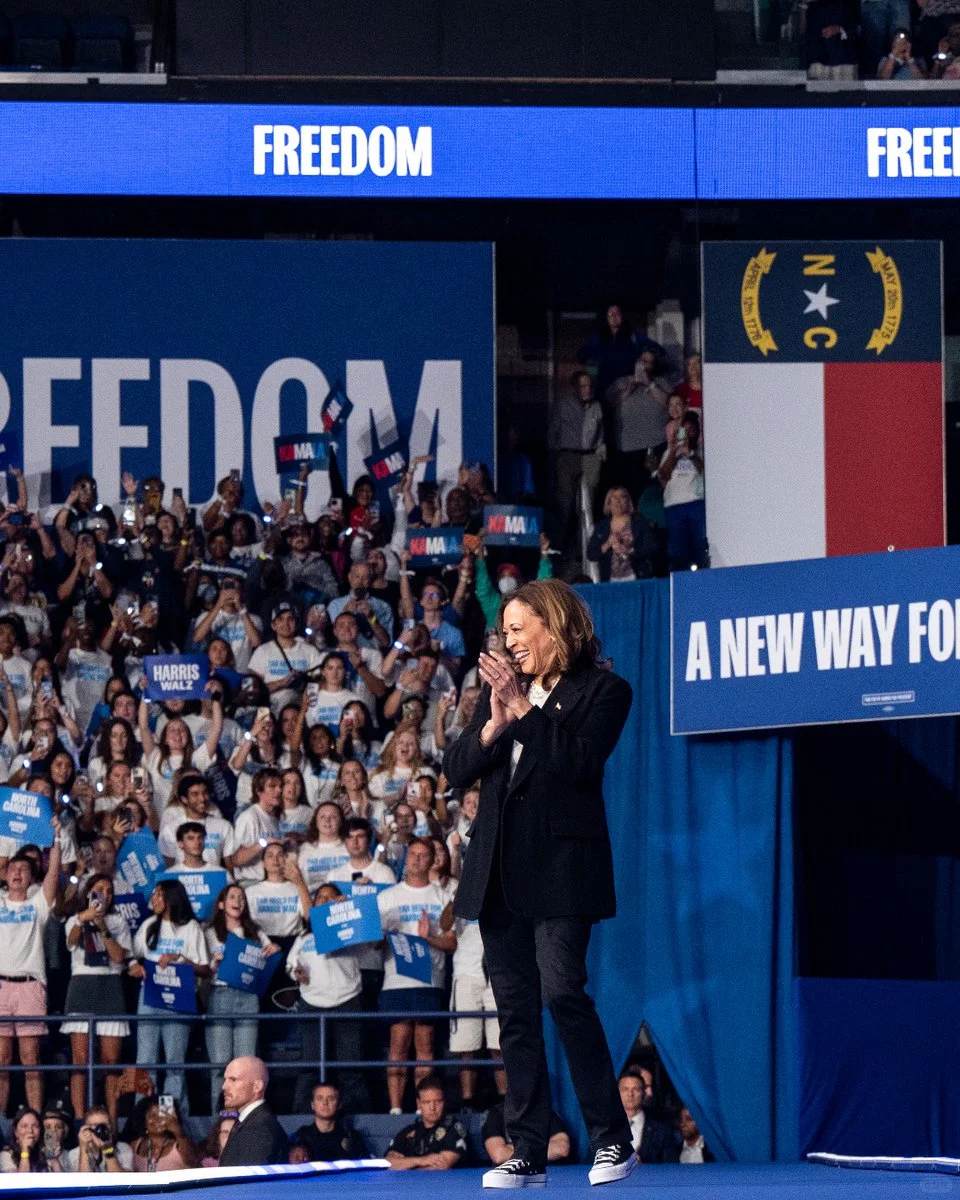 突发新闻：据卡马拉的高级顾问大卫·普卢夫（David Plouffe）...