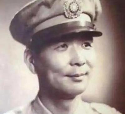 1948 年，一位国军排长率领部下投诚。当他抵达登记处时，负责登记的文书惊愕不已